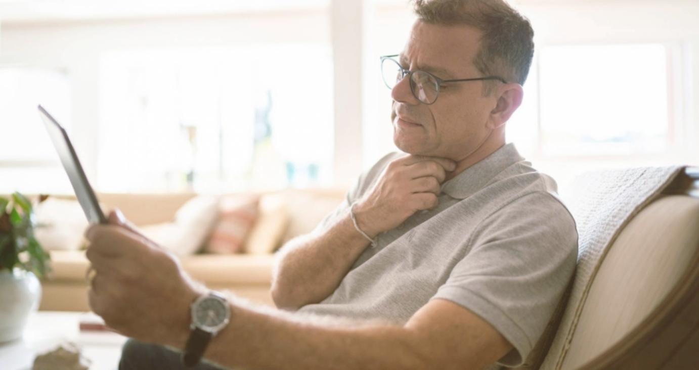 Praktische SEO-Analysearbeit am Computer